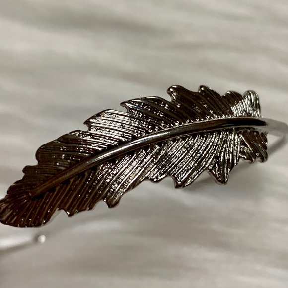 SILVER TONE SLIP-ON FEATHER TOPPED BANGLE NWT - Picture 1 of 8
